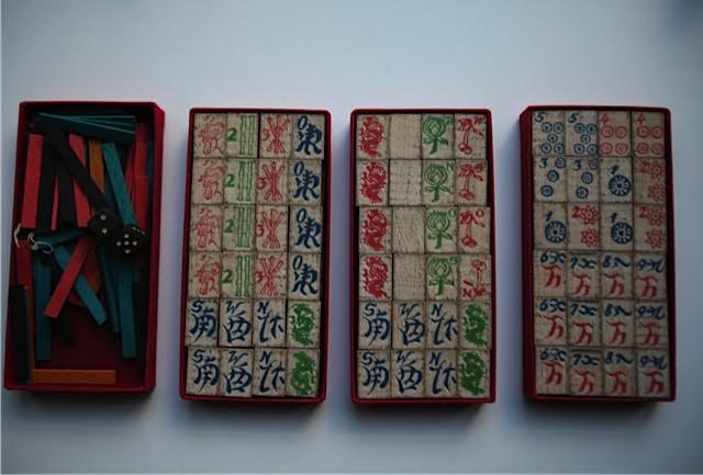 Vintage Mark Crown MahJong Set. 144 Tiles with Sticks and Dice. Travel Size.